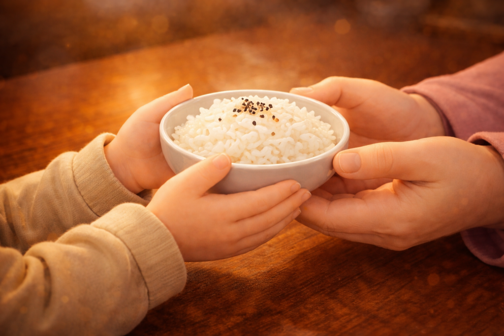 두 손으로 정중하게 그릇을 받는 모습 (Receiving a dish with both hands politely)